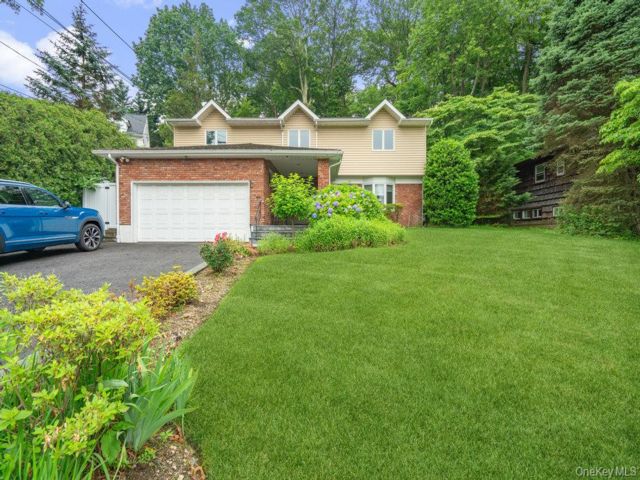  4 BR,  4.00 BTH &nbsp;Split ranch style home in Port Washington