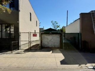 Studio,  0.00 BTH &nbsp;Commercial style home in Ridgewood