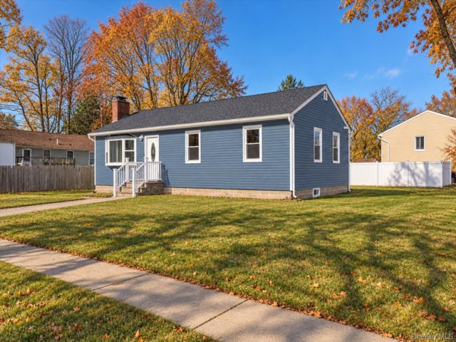  3 BR,  2.00 BTH &nbsp;Ranch style home in Farmingdale