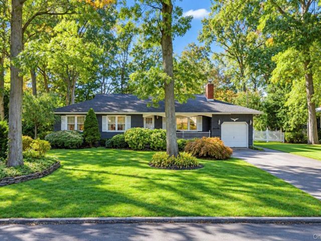  3 BR,  2.00 BTH &nbsp;Ranch style home in Ronkonkoma