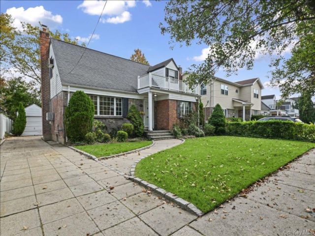  4 BR,  2.00 BTH &nbsp;Exp cape style home in New Hyde Park
