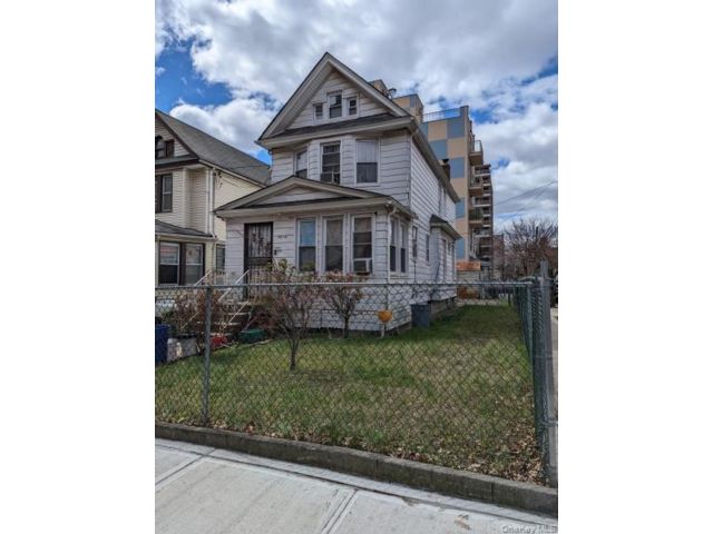  3 BR,  2.00 BTH &nbsp;Traditional style home in Jamaica