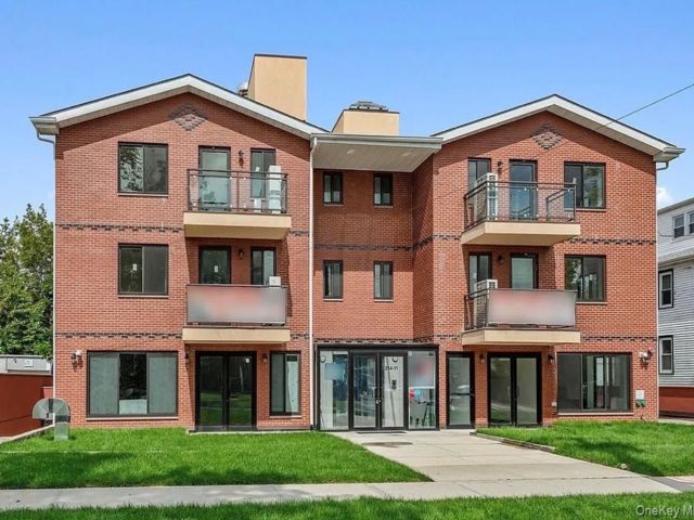  2 BR,  2.00 BTH &nbsp;Garden style home in Bayside