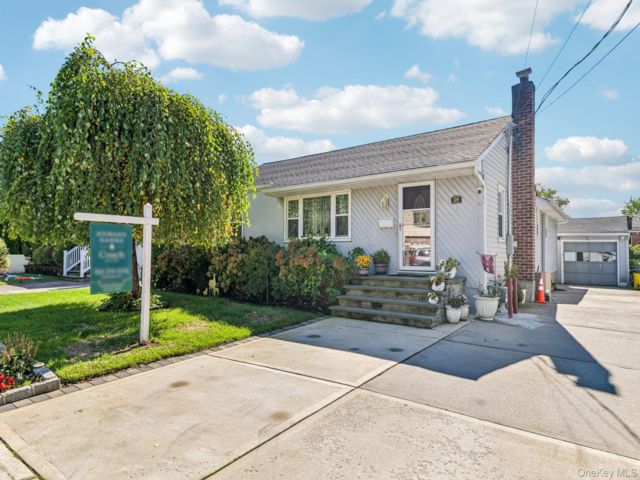  4 BR,  2.00 BTH &nbsp;Ranch style home in Massapequa