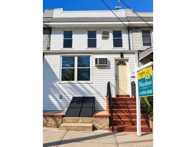  2 BR,  2.00 BTH &nbsp;House style home in Middle Village