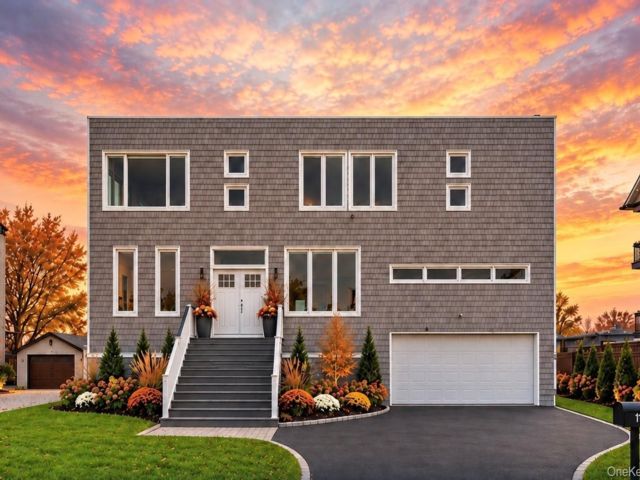  5 BR,  3.00 BTH &nbsp;Contemporary style home in Lindenhurst