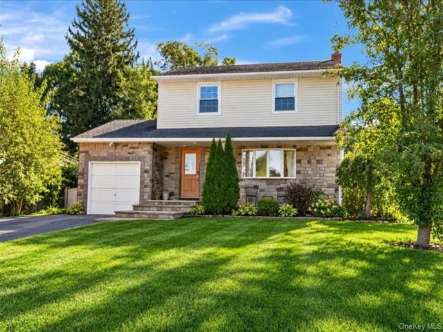  3 BR,  2.00 BTH &nbsp;Split level style home in Commack