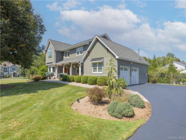  5 BR,  4.00 BTH &nbsp;Colonial style home in West Nyack