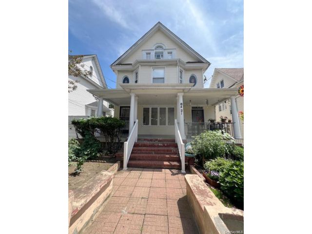  8 BR,  3.00 BTH &nbsp;Victorian style home in Woodhaven