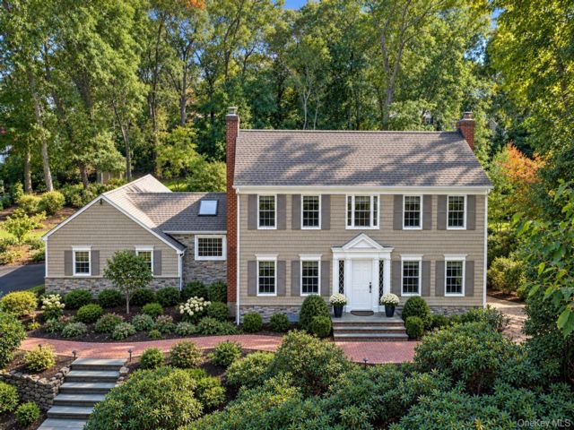  4 BR,  3.00 BTH &nbsp;Colonial style home in Setauket