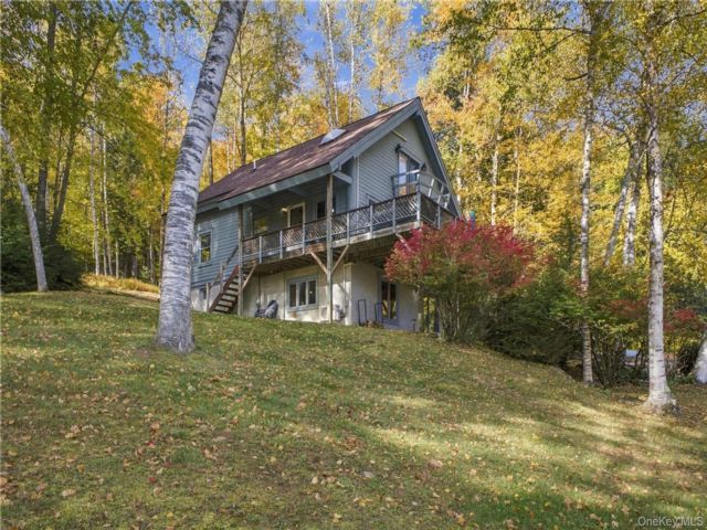  3 BR,  2.00 BTH &nbsp;Contemporary style home in Call Listing Agent