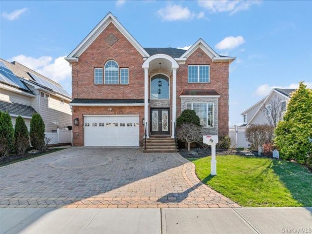  4 BR,  3.00 BTH &nbsp;Colonial style home in Massapequa