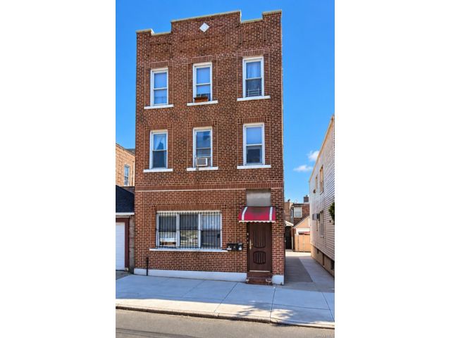  9 BR,  3.00 BTH &nbsp;Colonial style home in Maspeth