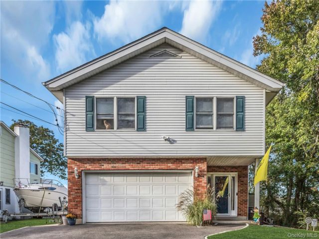  4 BR,  3.00 BTH &nbsp;Hi ranch style home in Mastic Beach
