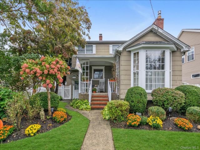 3 BR,  3.00 BTH &nbsp;Colonial style home in Bellmore