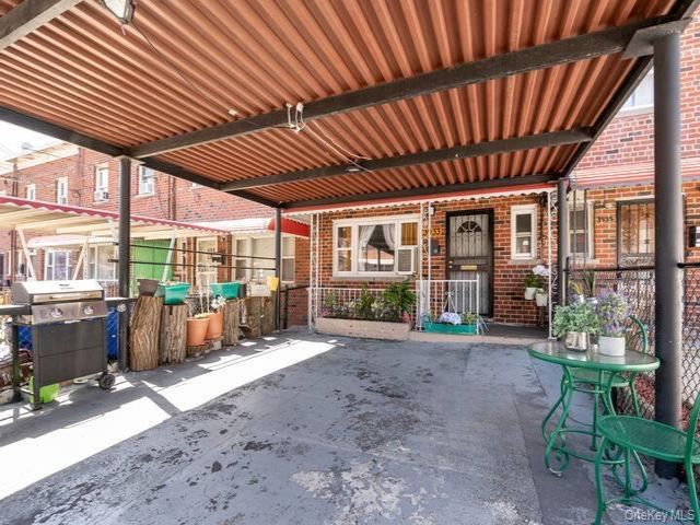  3 BR,  3.00 BTH &nbsp;House style home in Wakefield