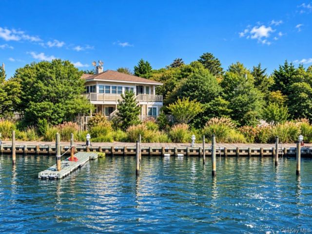  3 BR,  5.00 BTH &nbsp;Contemporary style home in Fire Island Pines
