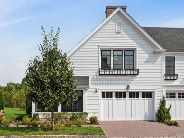  3 BR,  4.00 BTH &nbsp;House style home in Rye Brook