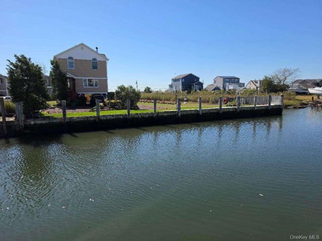  2 BR,  2.00 BTH &nbsp;Contemporary style home in Amityville