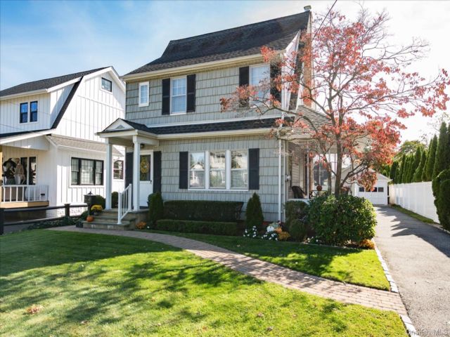  3 BR,  2.00 BTH &nbsp;Colonial style home in Bellmore