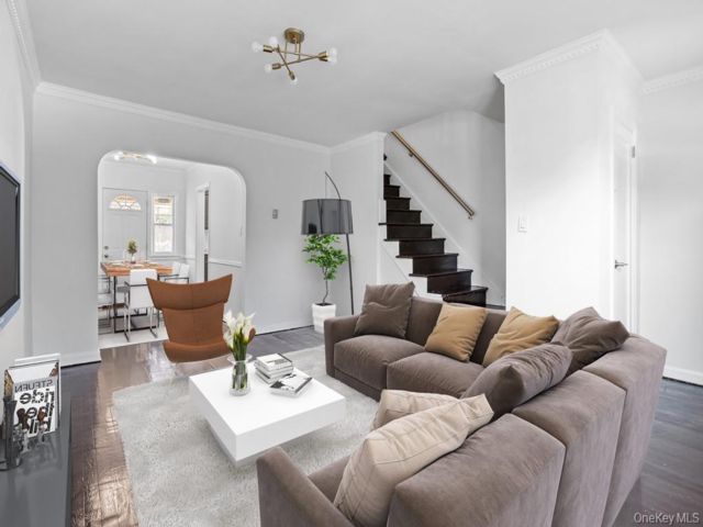  4 BR,  2.00 BTH &nbsp;Colonial style home in Flushing