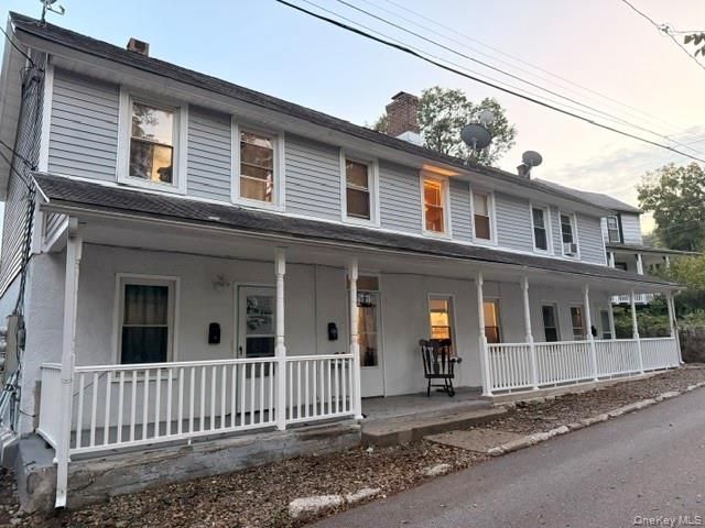  4 BR,  3.00 BTH &nbsp;House style home in Highland Falls