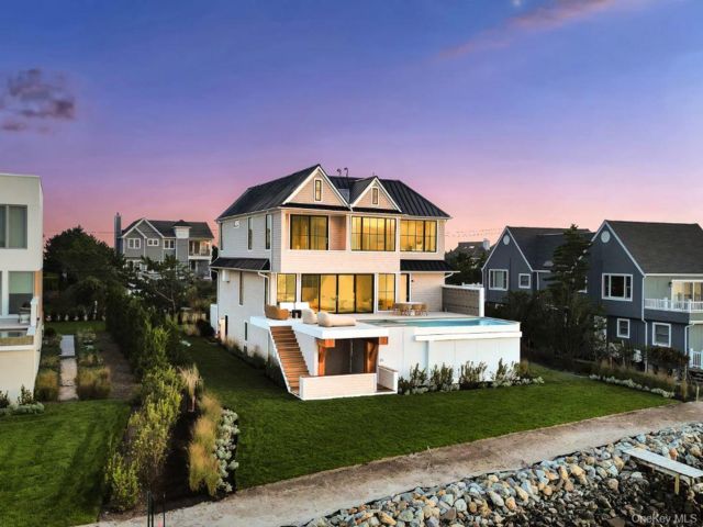  5 BR,  6.00 BTH &nbsp;Contemporary style home in Westhampton Beach
