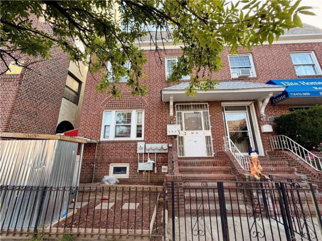 11 BR,  4.00 BTH &nbsp;House style home in Jackson Heights