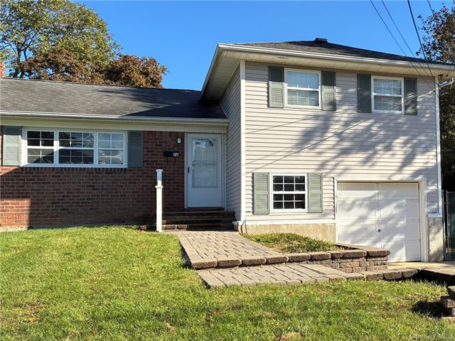  3 BR,  2.00 BTH &nbsp;Split level style home in East Northport
