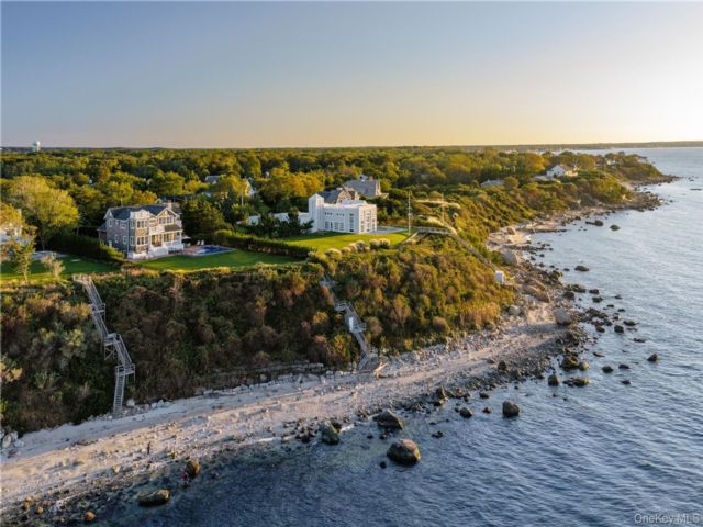  5 BR,  5.00 BTH &nbsp;Traditional style home in Greenport
