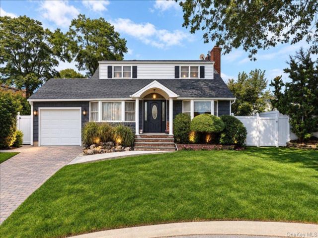  5 BR,  2.00 BTH &nbsp;Split level style home in Farmingdale