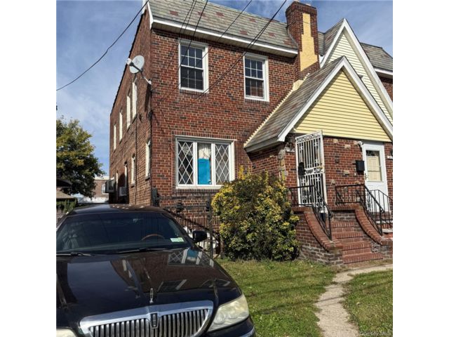  3 BR,  1.00 BTH &nbsp;A-frame style home in Saint Albans