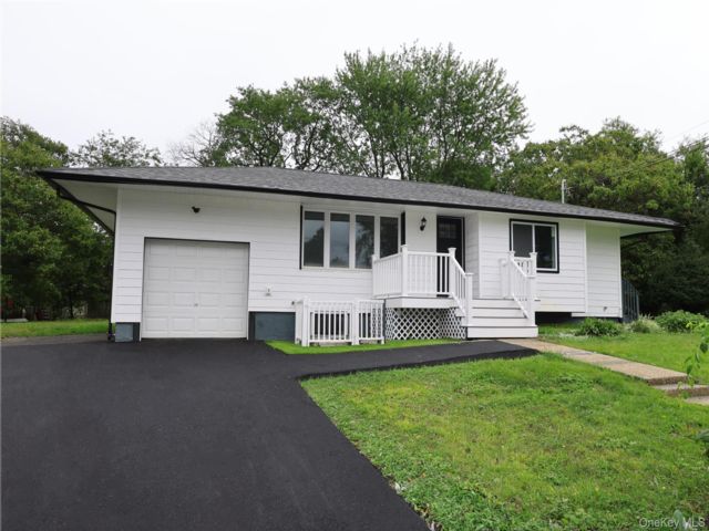  3 BR,  3.00 BTH &nbsp;A-frame style home in Bay Shore