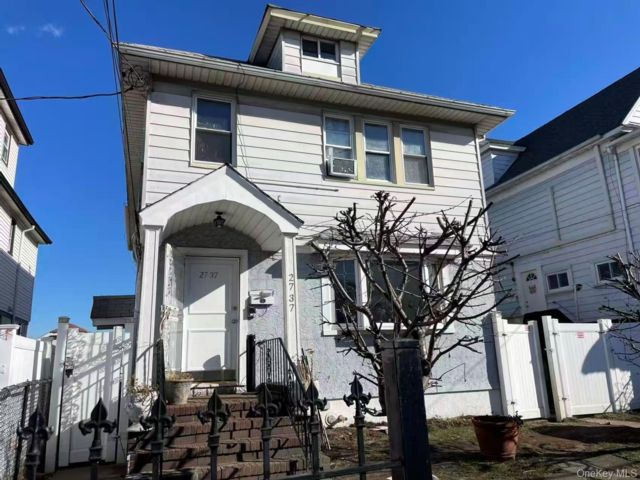  7 BR,  2.00 BTH &nbsp;House style home in East Elmhurst