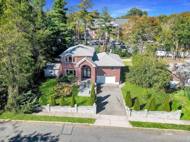  5 BR,  4.00 BTH &nbsp;Colonial style home in Jericho