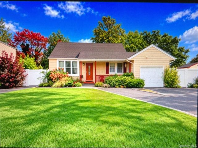  4 BR,  3.00 BTH &nbsp;Exp cape style home in North Babylon