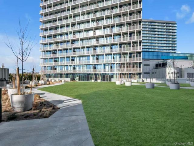  1 BR,  1.00 BTH &nbsp;High rise style home in Flushing