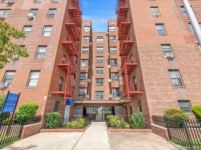  2 BR,  1.00 BTH &nbsp;Other style home in Jackson Heights