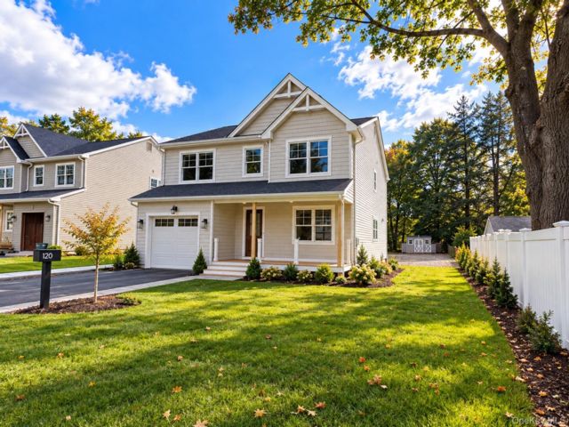  4 BR,  3.00 BTH &nbsp;Victorian style home in Westbury