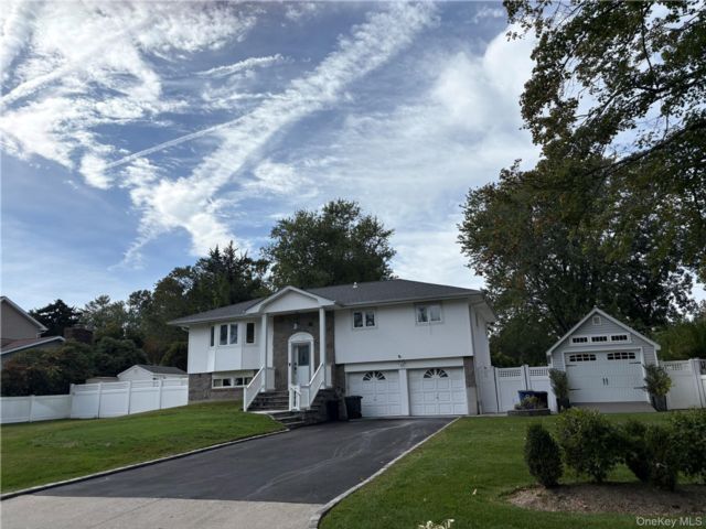  4 BR,  3.00 BTH &nbsp;Hi ranch style home in Commack