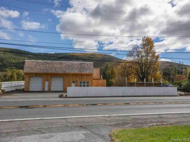  2 BR,  2.00 BTH &nbsp;Modern style home in Ellenville