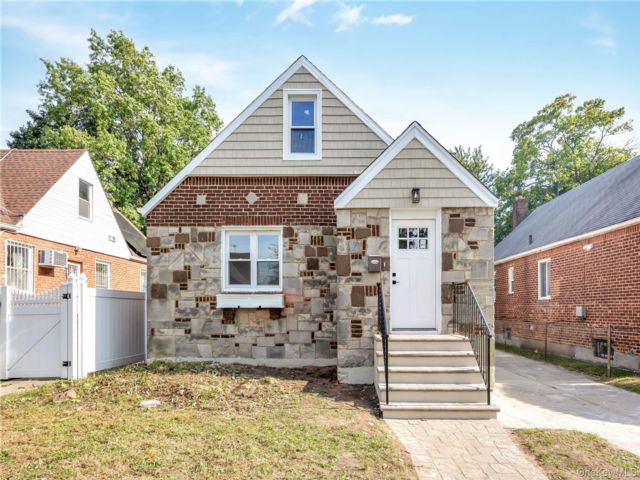 3 BR,  1.00 BTH &nbsp;Cape cod style home in Saint Albans