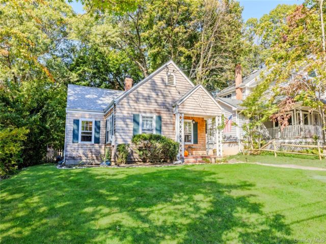  2 BR,  1.00 BTH &nbsp;Cottage style home in East Setauket