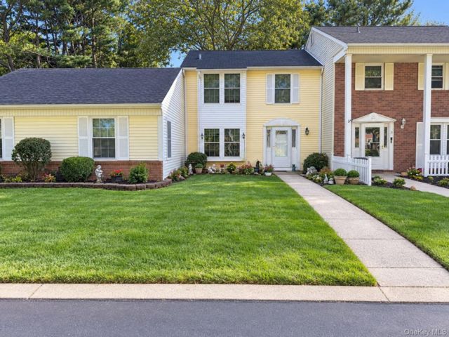  3 BR,  2.00 BTH &nbsp;Condo style home in Coram