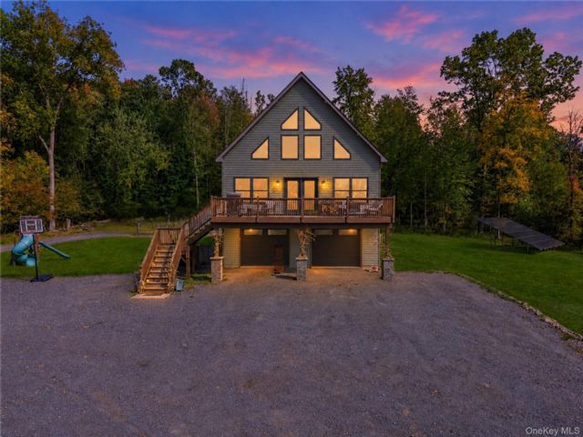  4 BR,  2.00 BTH &nbsp;Chalet style home in Middletown