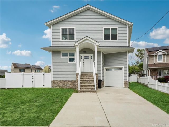  4 BR,  3.00 BTH &nbsp;Colonial style home in Oceanside