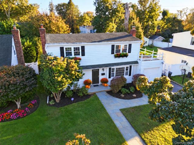  5 BR,  3.00 BTH &nbsp;Colonial style home in Glen Head