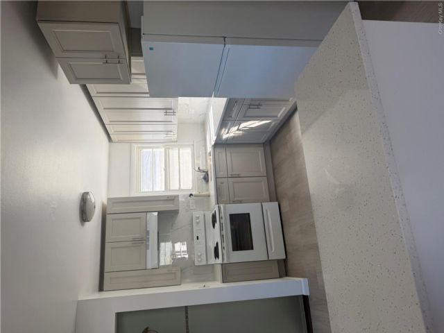  3 BR,  2.00 BTH &nbsp;Hi ranch style home in East Rockaway