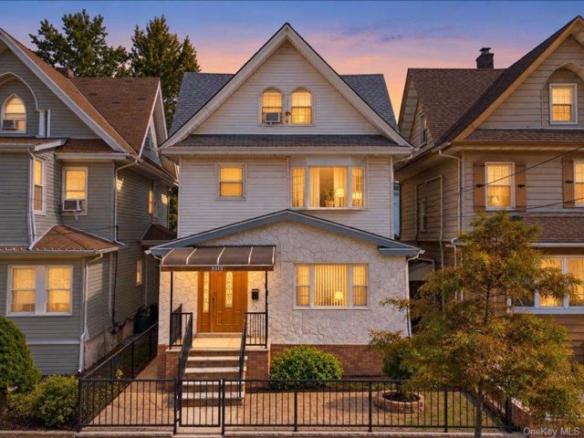  7 BR,  5.00 BTH &nbsp;Colonial style home in Richmond Hill