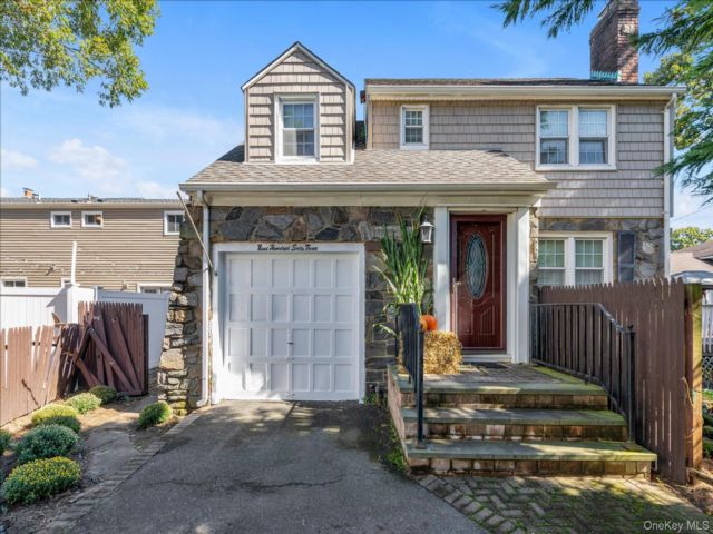  3 BR,  2.00 BTH &nbsp;Colonial style home in Bellmore